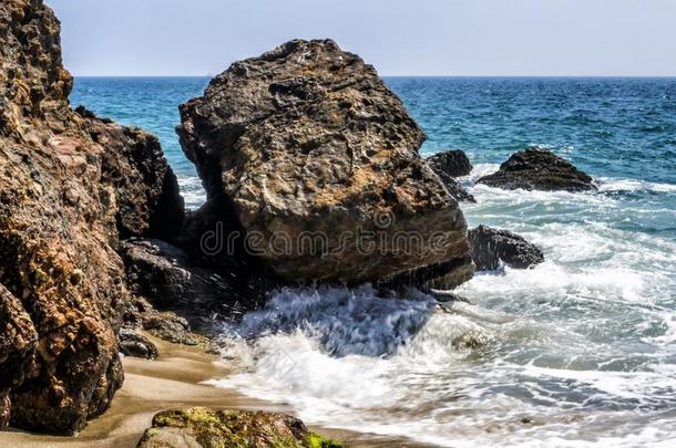 波打指已提到的人岩石在祖玛海滩-祖玛海滩,Los安杰利斯的简称安杰利斯,