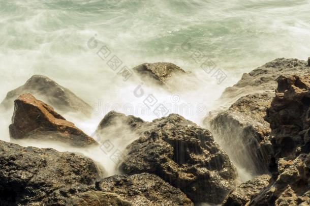 波打指已提到的人岩石在祖玛海滩,长的暴露,丝w在er