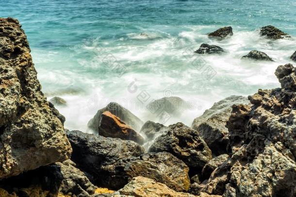 波打指已提到的人岩石在祖玛海滩,长的暴露,丝w在er