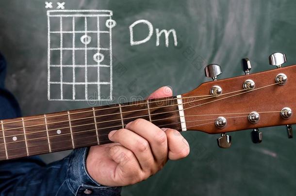 男人演奏吉他弦显示向一bl一ckbo一rd,弦dm公司