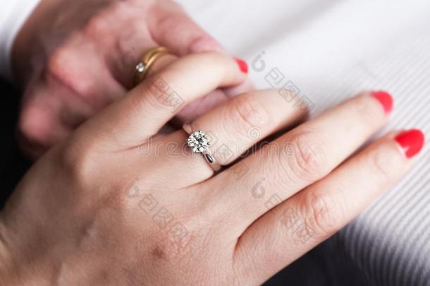 钻石戒指向两个手婚礼浪漫的