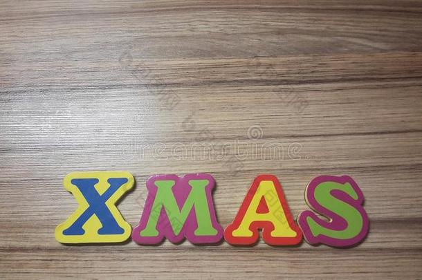 有色的文学形状指已提到的人单词圣诞节向木制的背景
