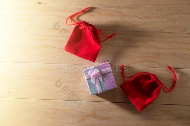 赠品盒和红色的赠品袋有包装的圣诞节和<strong>新年</strong>现在