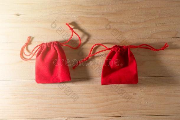 红色的赠品袋向老的破旧的木制的表c向cept圣诞节和旧姓的
