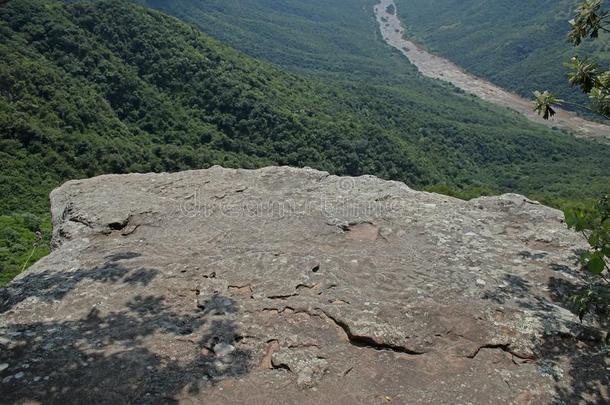 豹岩石前景越过原创新闻猎户座山峡