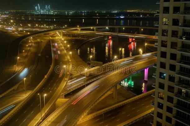 夜照明迪拜交通在商业区屋顶顶全景画时间