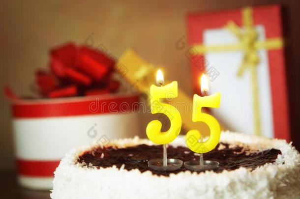 五十个人num.五年生日.蛋糕和燃烧的蜡烛和礼物