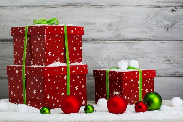 圣诞节布置:杂乱和礼物