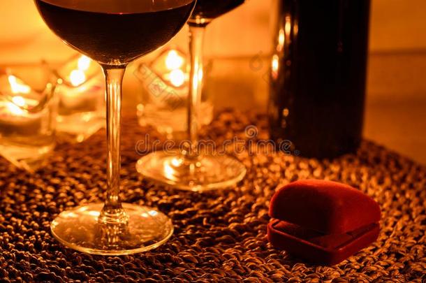 浪漫的背景和眼镜关于葡萄酒和戒指