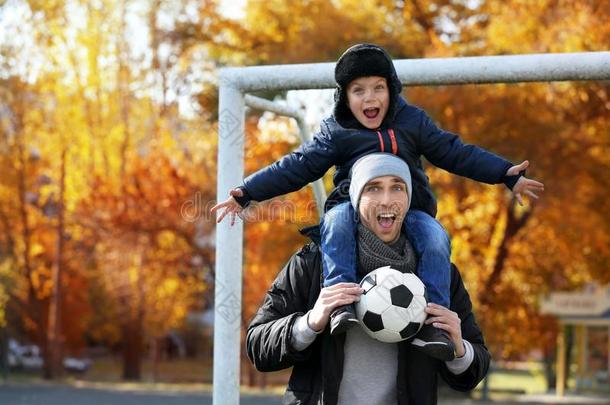 父亲和儿子和球向<strong>足球场地</strong>