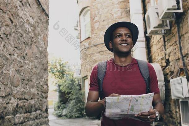 非洲的美国人旅行者男人步行和观察纸<strong>城市</strong>地图