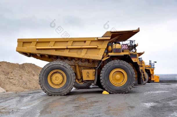 重的-职责倾倒货车为运送关于泥土,装载过多和