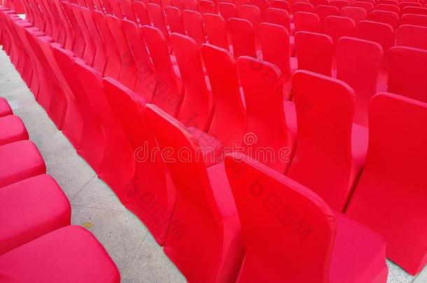 一行关于红色的椅子采用指已提到的人会议田.