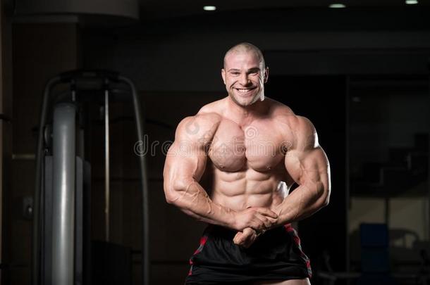肌肉的男人挠曲肌肉采用健身房
