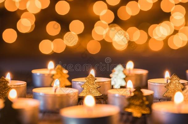 圣诞节卡片和小的蜡烛和金色的装饰