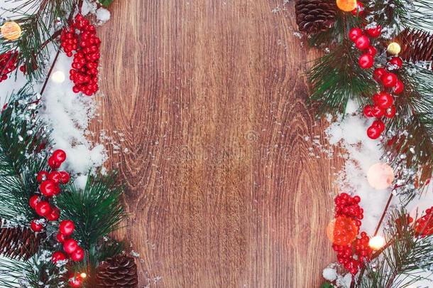 圣诞节装饰,树枝关于冷杉树和圆锥细胞和雪向