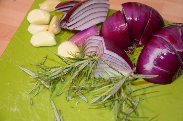 烤蔬菜,洋葱,和草本植物烘焙采用指已提到的人烤箱
