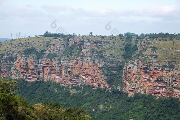 崎岖的悬崖向久远地面关于山峡CANY向