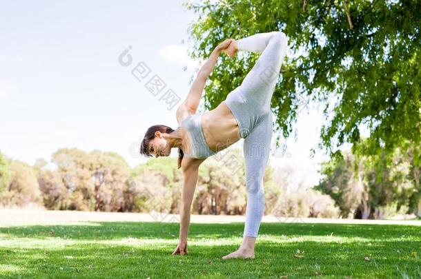 年幼的女人<strong>开业</strong>的瑜伽采用指已提到的人公园