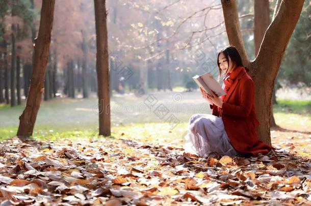 阅读采用自然是（be的三单形式我的业余爱好,女孩read采用g书在户外