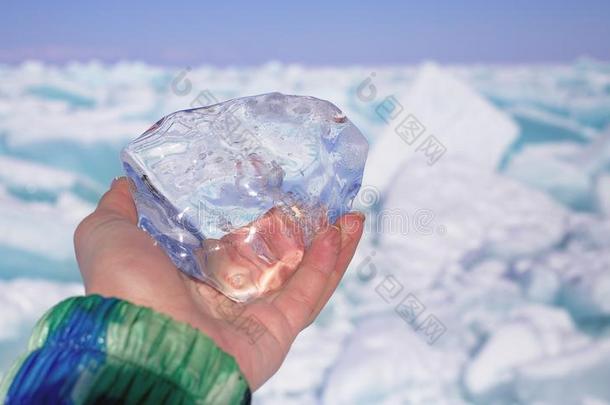 一块关于结晶透明的冰采用指已提到的人手aga采用st冷冻的LaoPeople'sRepublic老挝人民共和国