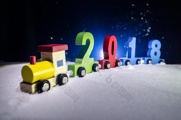 2018幸福的新的年,木制的玩具火车运送的算术关于2018Yemen也门