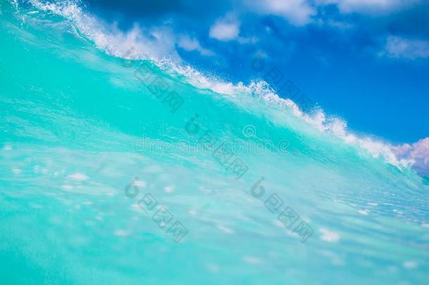 蓝色或绿松石洋波浪.清楚的波浪采用热带地区和蓝色天