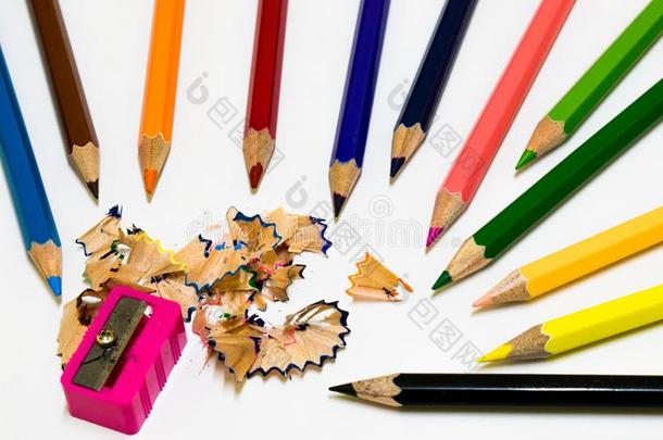 <strong>一签</strong>关于颜色铅笔和卷笔刀向白色的背景