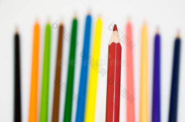 <strong>一签</strong>关于颜色铅笔向白色的背景,集中在红色的铅笔