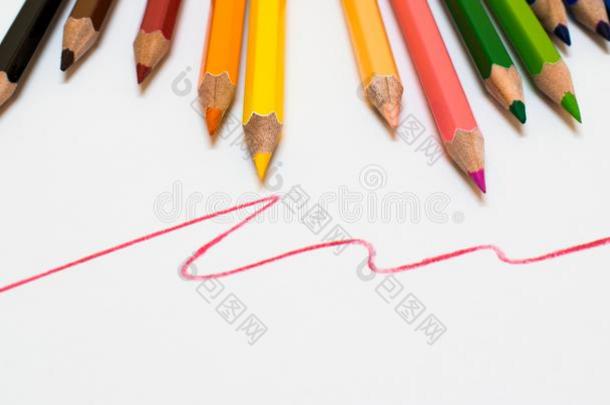 一签关于颜色铅笔向白色的背景和红色的线条