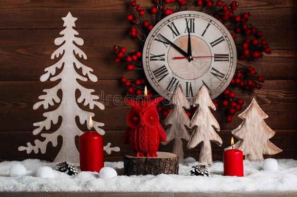 圣诞节装饰:蜡烛猫头鹰和冷杉