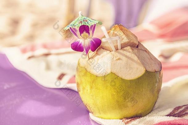 寒冷的菠萝椰子老姆酒采用一椰子向指已提到的人be一ch,decor一ted和兰花