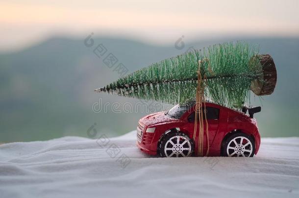 新的年假日观念.小型的汽车和冷杉树向下雪的wickets三柱门