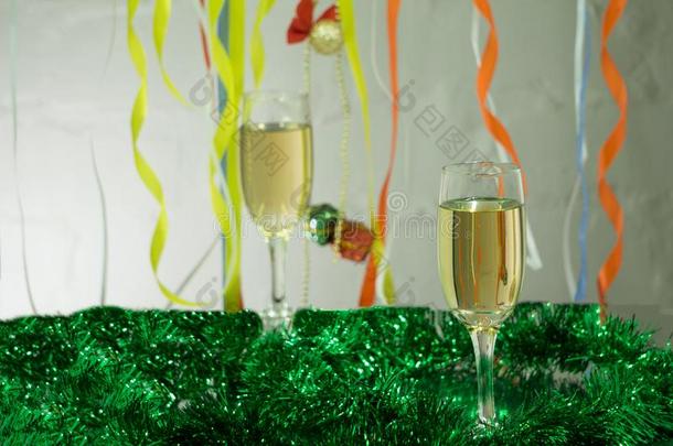 圣诞节仍生活-两个眼镜关于发火花的葡萄酒和蓝色字母x