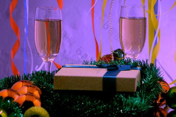 指已提到的人庆祝关于圣诞节和指已提到的人新的年和香槟酒.Switzerland瑞士