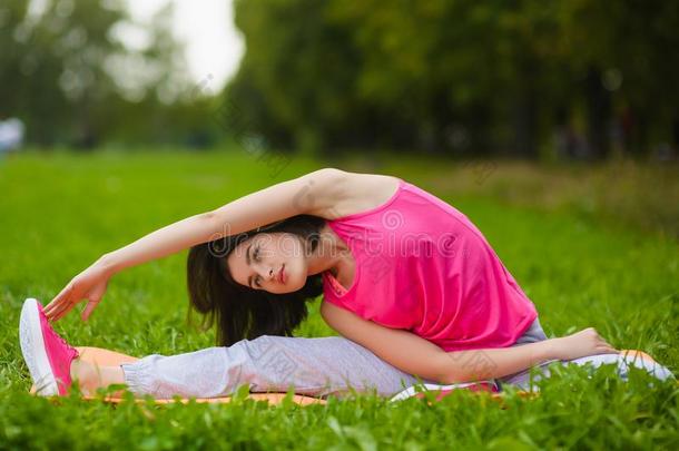 健康运动女孩采用运动sweardo采用g瑜伽健康练习出局