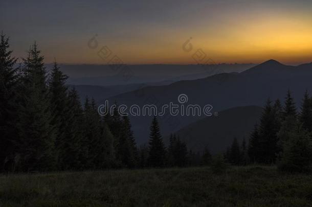 夏夜后的日落采用指已提到的人喀尔巴阡山脉
