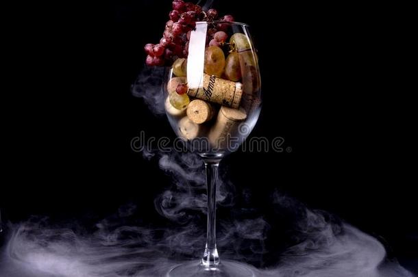 葡萄酒玻璃葡萄葡萄酒阻塞物,枫树树叶采用指已提到的人烟