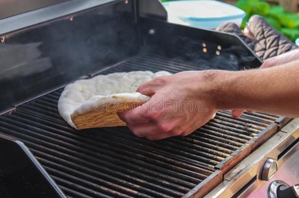 手讨厌至极的大饼烹饪术向在外面电的烧烤炫耀