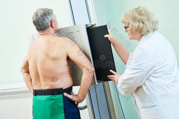 X光间接摄影法和卫生保健.成熟的男人检查