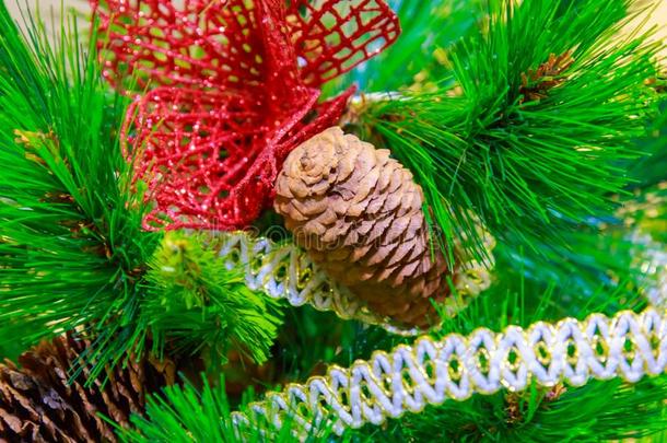 自然的圆锥体装饰一人造的圣诞节树关