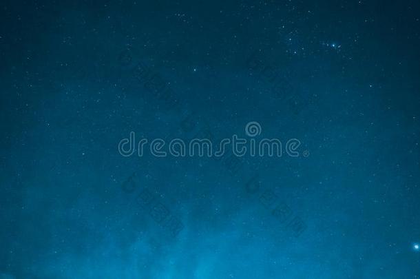 蓝色背景从夜天和明亮的小的星和l::定位条件：