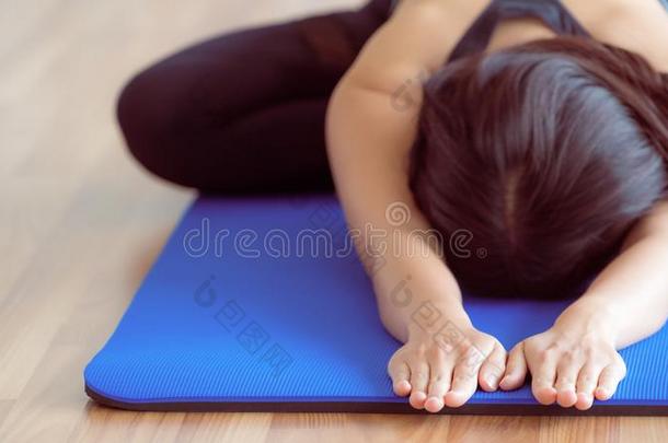 女人<strong>开业</strong>的瑜伽使摆姿势采用健身房