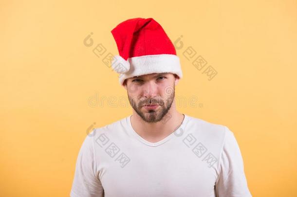 大男子气概的和有胡须的面容采用红色的圣诞节帽子