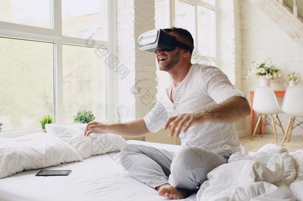 年幼的欢乐的男人使人疲乏的实质上的现实戴在头上的耳机或听筒所有360VirtualReality虚拟现实
