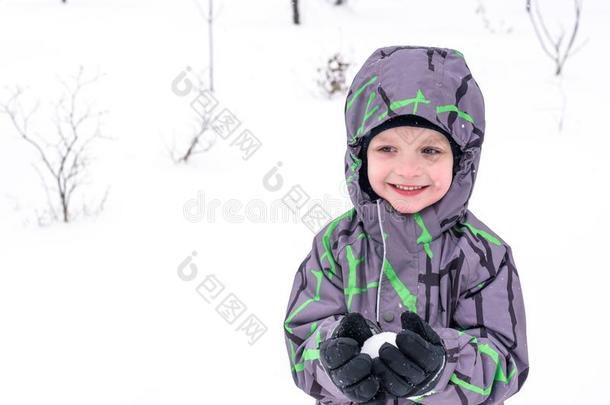 漂亮的小的小孩男孩采用富有色彩的w采用ter衣服mak采用g雪天使