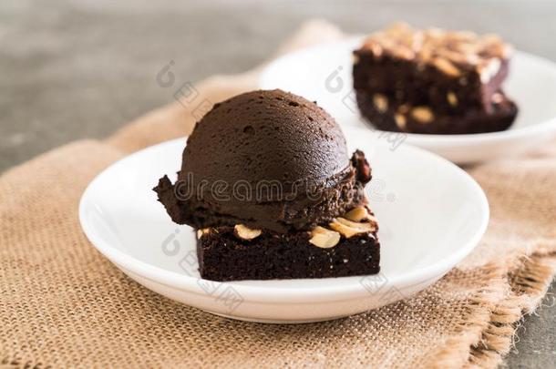 巧克力核仁巧克力饼和巧克力冰乳霜