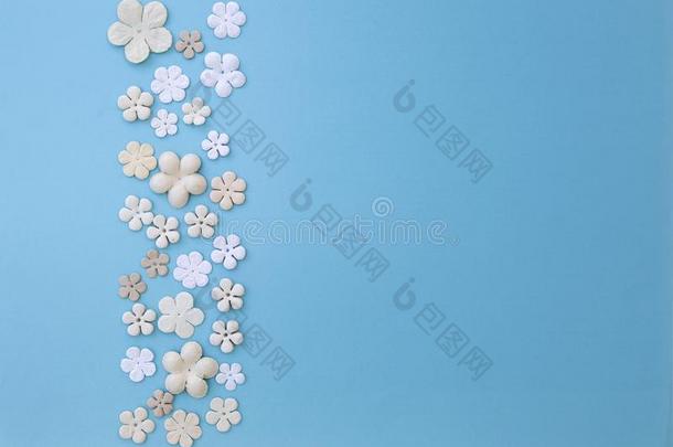 白色的和乳霜纸花采用不同的大小安排向蓝色英语字母表的第16个字母
