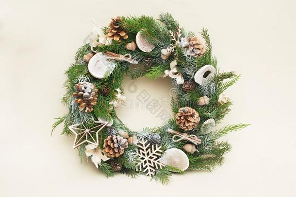 绿色的<strong>圣诞</strong>节花环和装饰隔离的向白色的后面