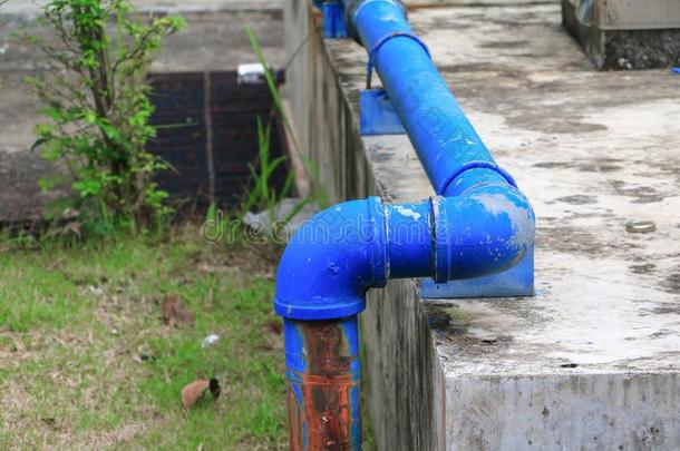 水管装置管钢铁锈老的轻敲管子
